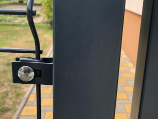 Příchytka plotového panelu ke sloupku / antracit