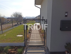 Realizace oplocení - Míškovice - 3D panely Antracit s podhrabovými deskami