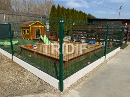 Realizace oplocení – Ostrožská Nová Ves – 3D panelový plot zelený s podhrabovými deskami