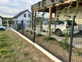 Realizace oplocení – Slavičín - 3D panelový plot antracit s podhrabovými deskami + brána