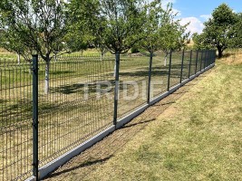 Realizace oplocení – Bílovice – 3D panelový plot antracit s podhrabovými deskami